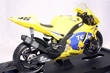 BRAND NEW 110 Guiloy   2006 Valentino Rossi Yamaha YZR M1   Team 