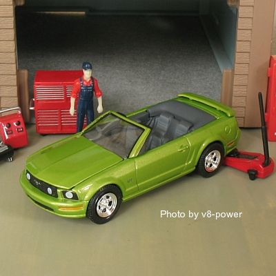 2006 FORD MUSTANG GT CONV in Legend Lime, 164 Diecast  