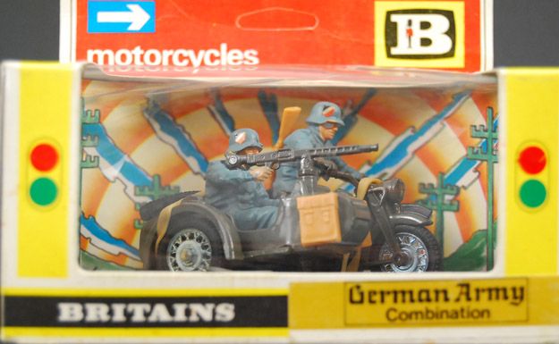 MOTORCYCLE MACHINE GUNNER SIDECAR Britains TOY SOLDIERS GERMAN ARMY 