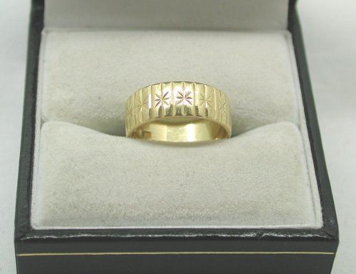 Vintage Small size 1970s Patterned 18ct Gold Wedding Ring  