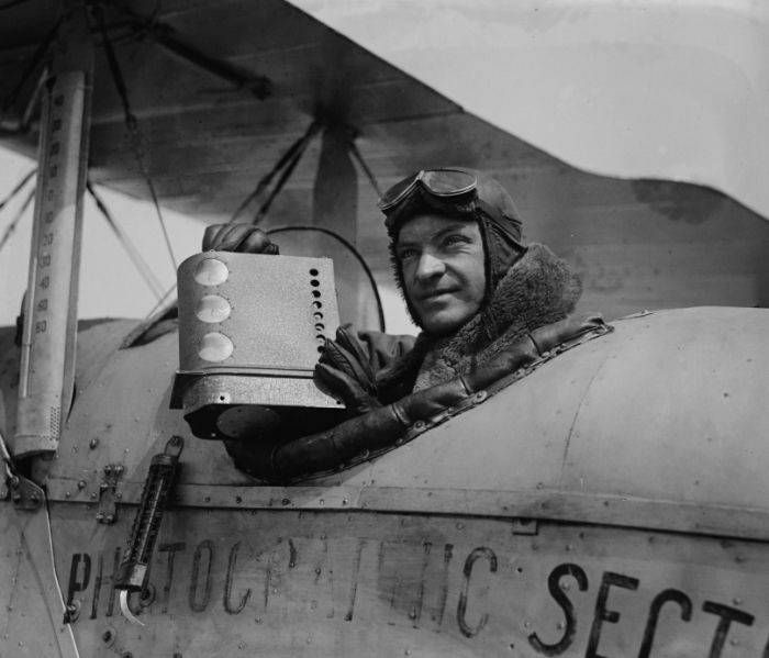 1925 photo Lt. L.T. Hunt, U.S.N. with barograph, 3  