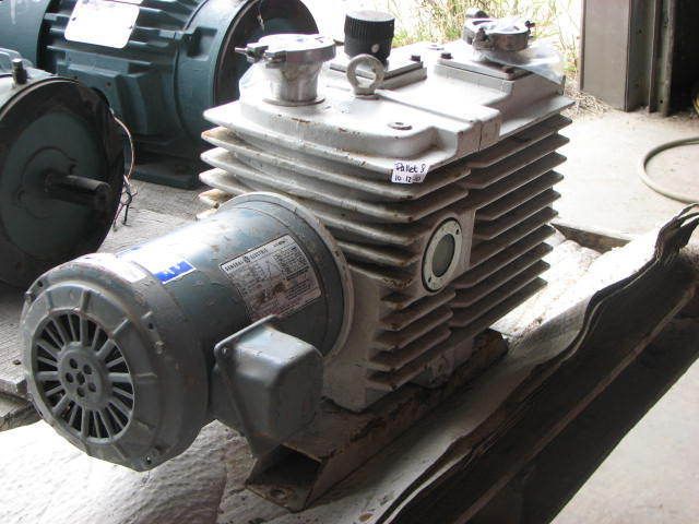 USED LEYBOLD TRI VAC VACUUM PUMP 72075040 D30A 1 1/2hp  