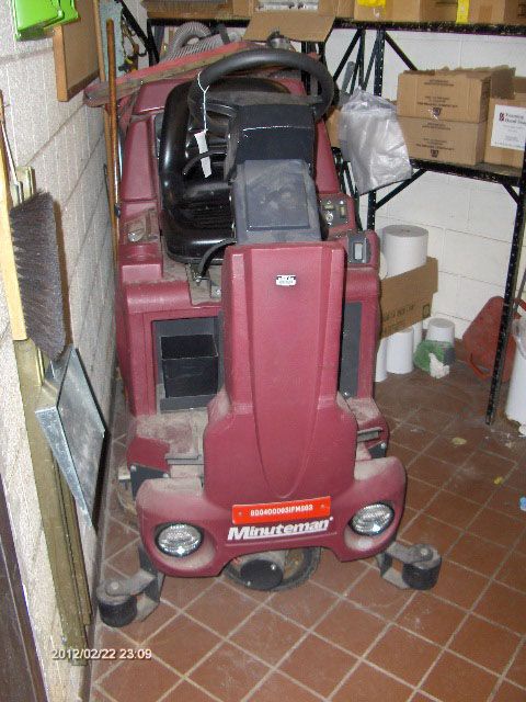 MINUTEMAN RIDER FLOOR SCRUBBER  