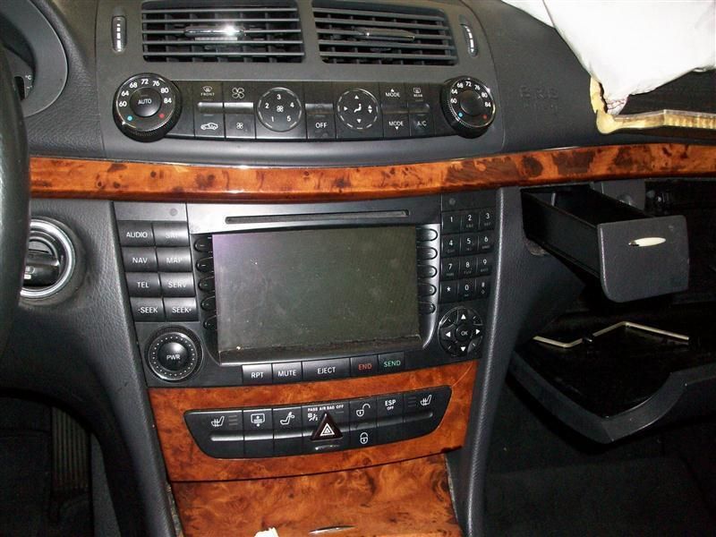   07 MERCEDES E320 AUDIO EQUIPMENT AM FM CD PLAYER & NAV SCREEN  