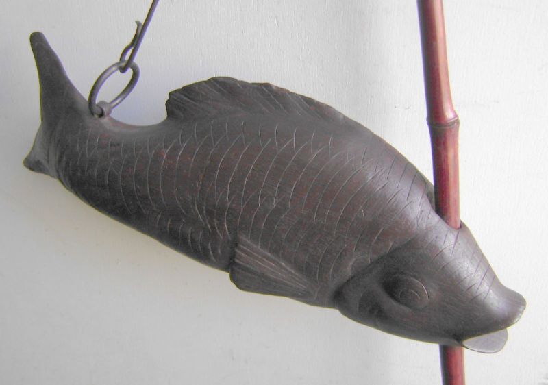 ANTIQUE HIBACHI JIZAI LGE FISH CARVING & POLE W/ METALS JAPAN  